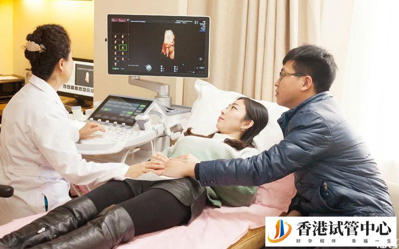 醫生正在給孕婦解讀報告