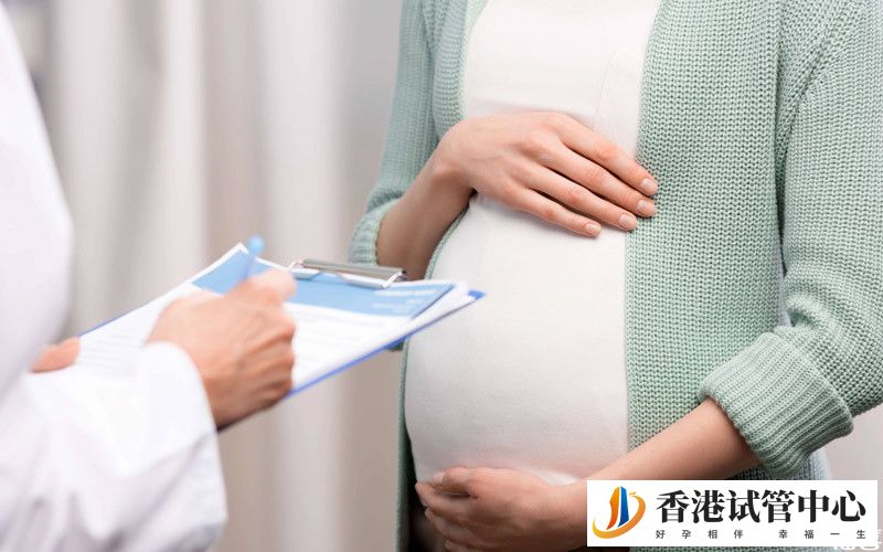 醫(yī)生正在給孕婦說明情況