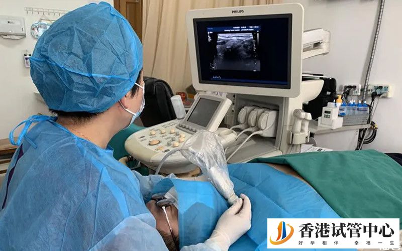 醫生正在詢問女性身體情況