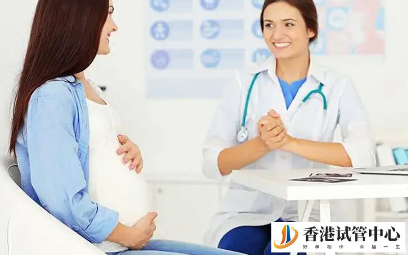 醫生正在給孕婦說明情況