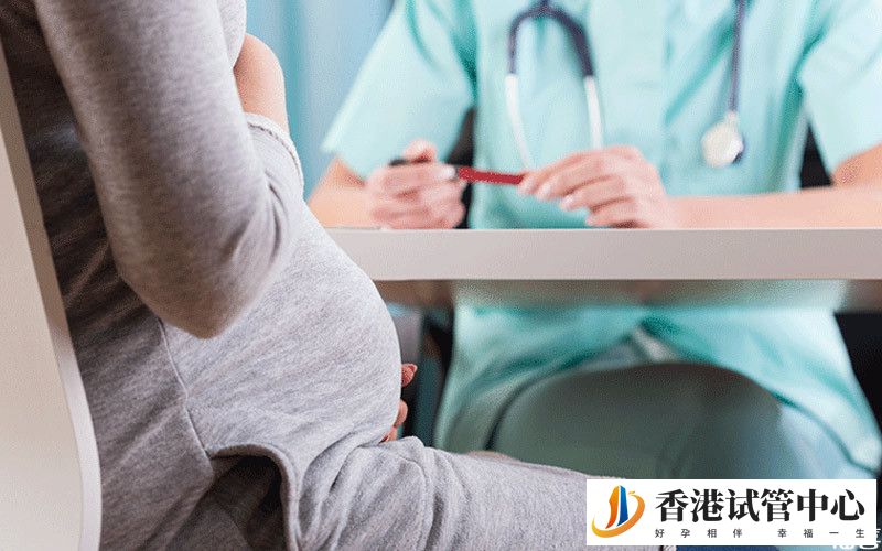 醫生正在詢問孕婦身體情況